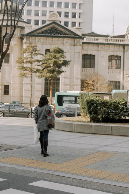 International visitor in Seoul planning a lifting treatment trip
