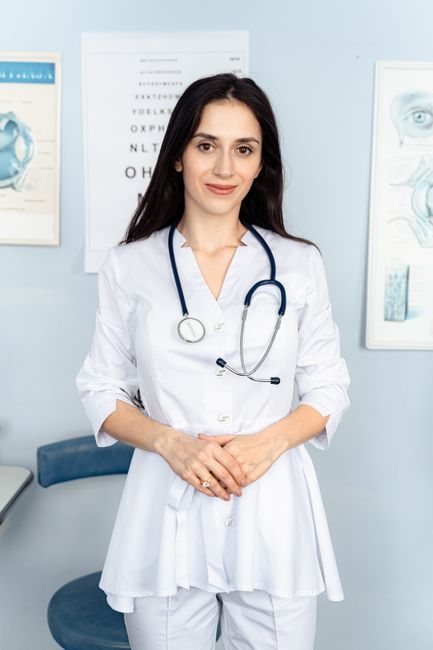 Board-certified dermatologist at a clinic in Jamsil, Seoul
