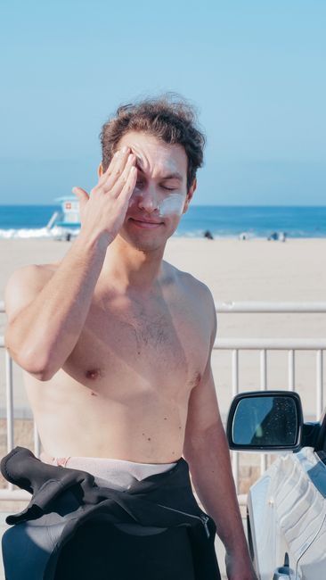 Applying sunscreen for sun protection in Seoul after skin treatment