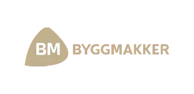 BM BYGGMAKKER-logo i beige og hvitt på hvit bakgrunn