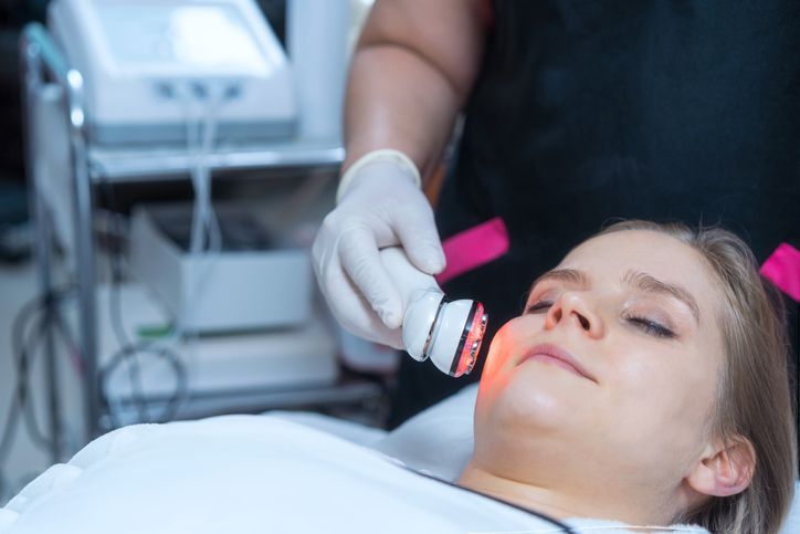 Una donna si sta sottoponendo a un trattamento laser al viso.