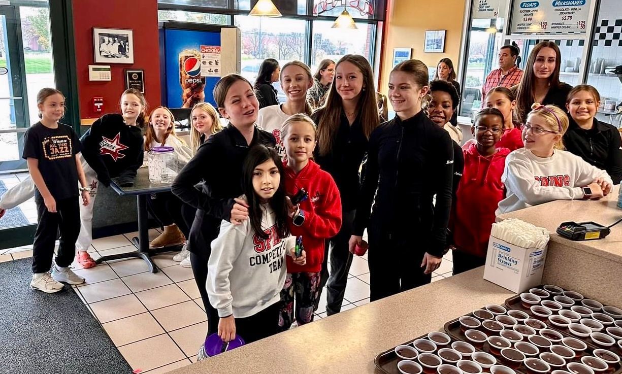 A group of children are posing for a picture in a restaurant.