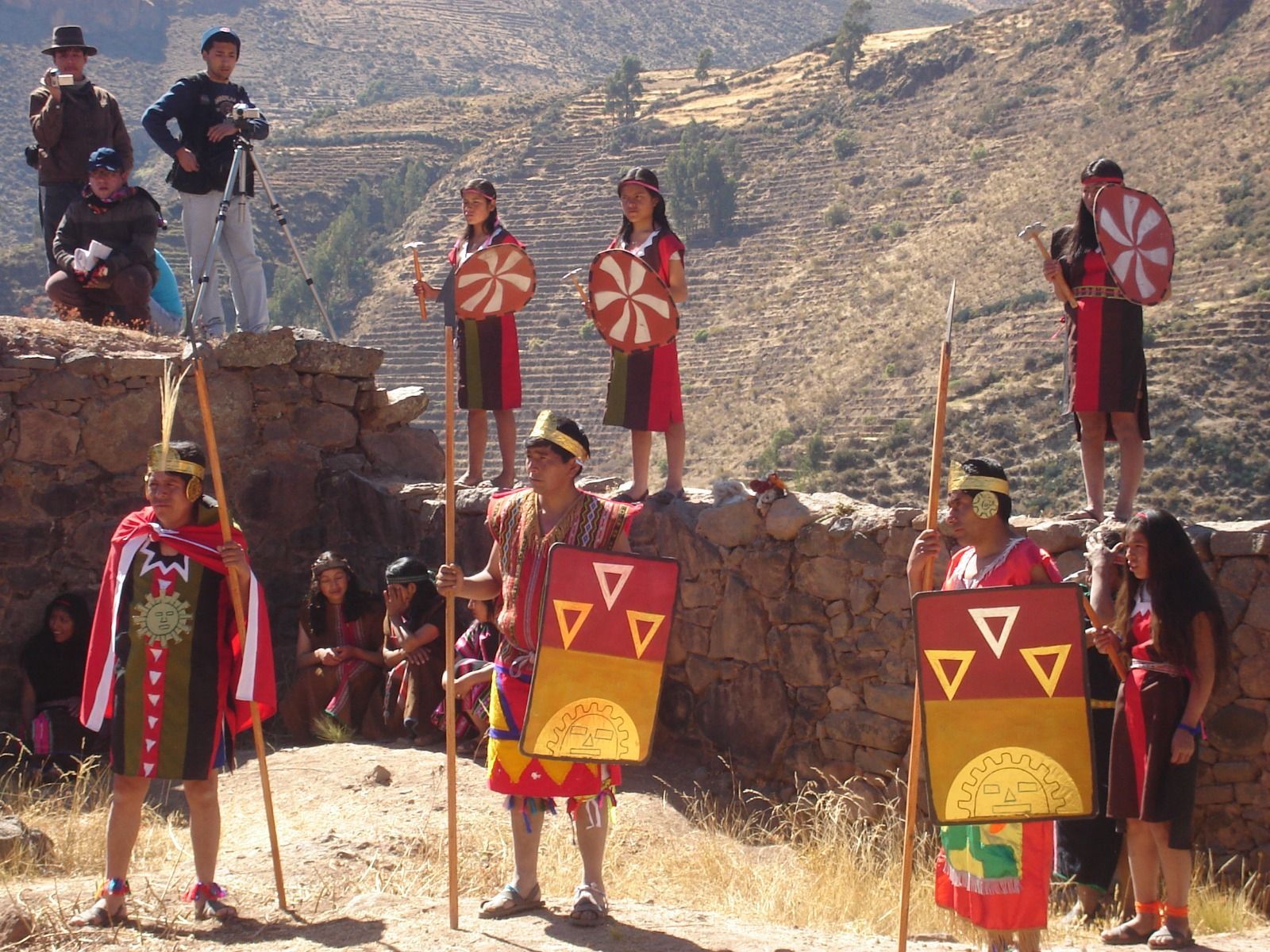 Personas vestidas con trajes tradicionales rojos realizan una exhibición