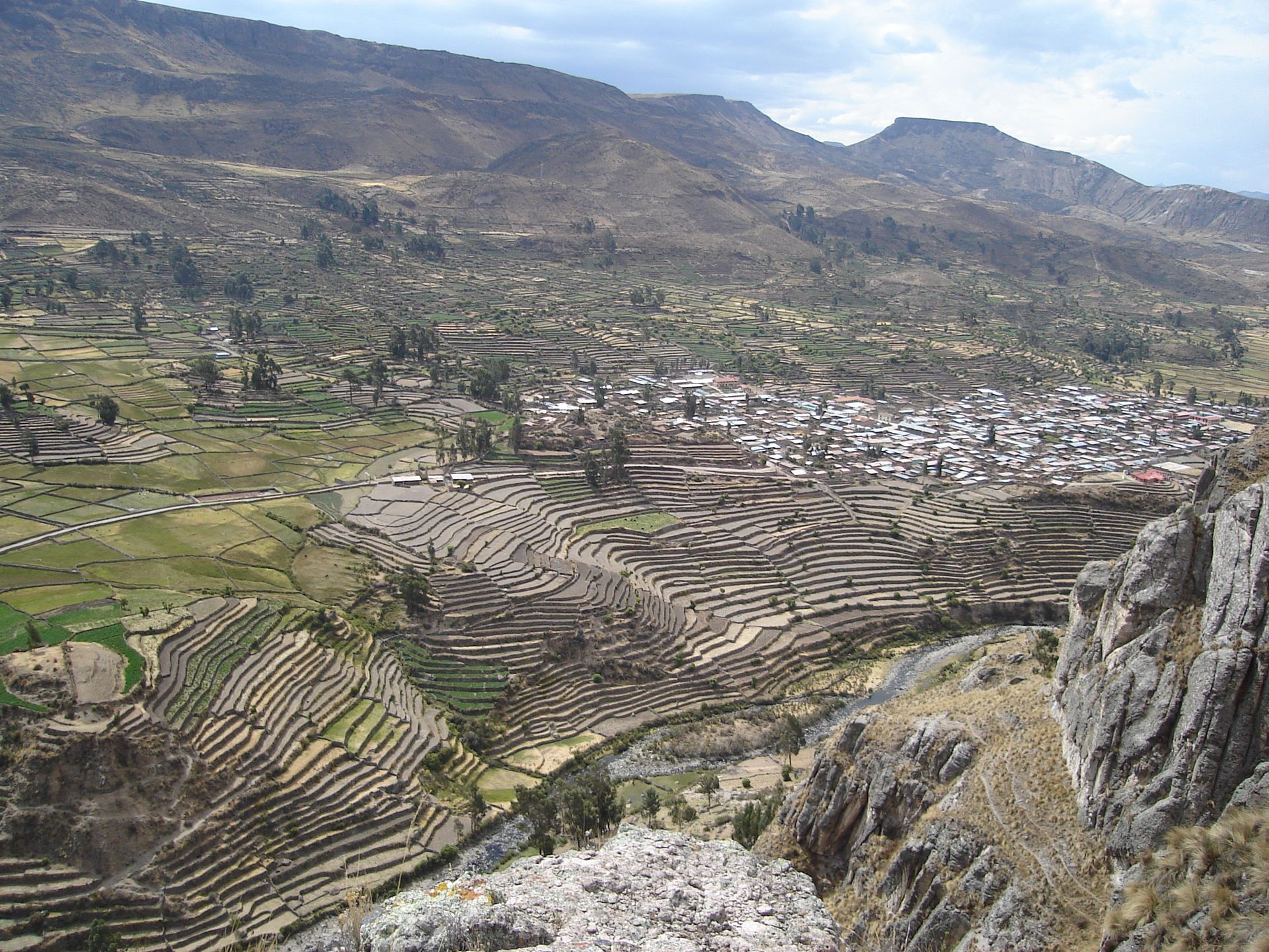 Pueblo de casas aterrazadas en la ladera de una colina