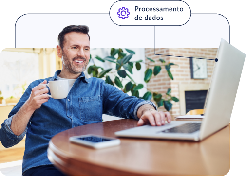 Analista olhando processamento de dados no Laptop Five Acts Analista olhando processamento de dados no laptop