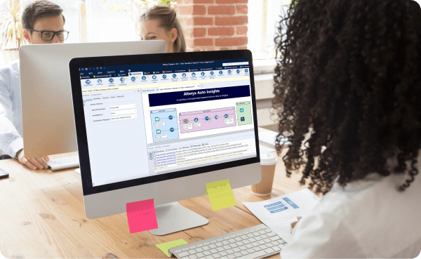 Auto Insights Alteryx- Five Acts Analista analisando a interface do Auto Insights Alteryx