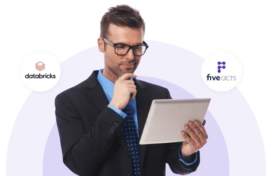 AWS e Five Acts Parceria Homem analisando dados no tablet ao lado da logo parceira da Five Acts