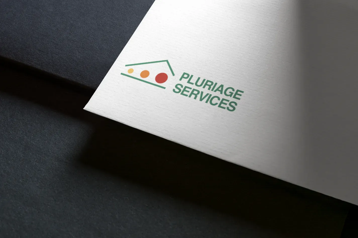 Un morceau de papier avec les mots pluriage services dessus