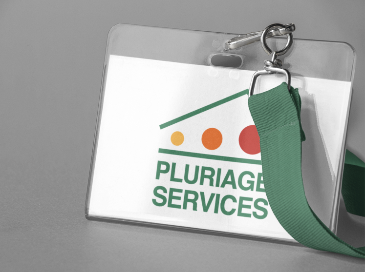 Un badge nominatif qui dit pluriage services dessus