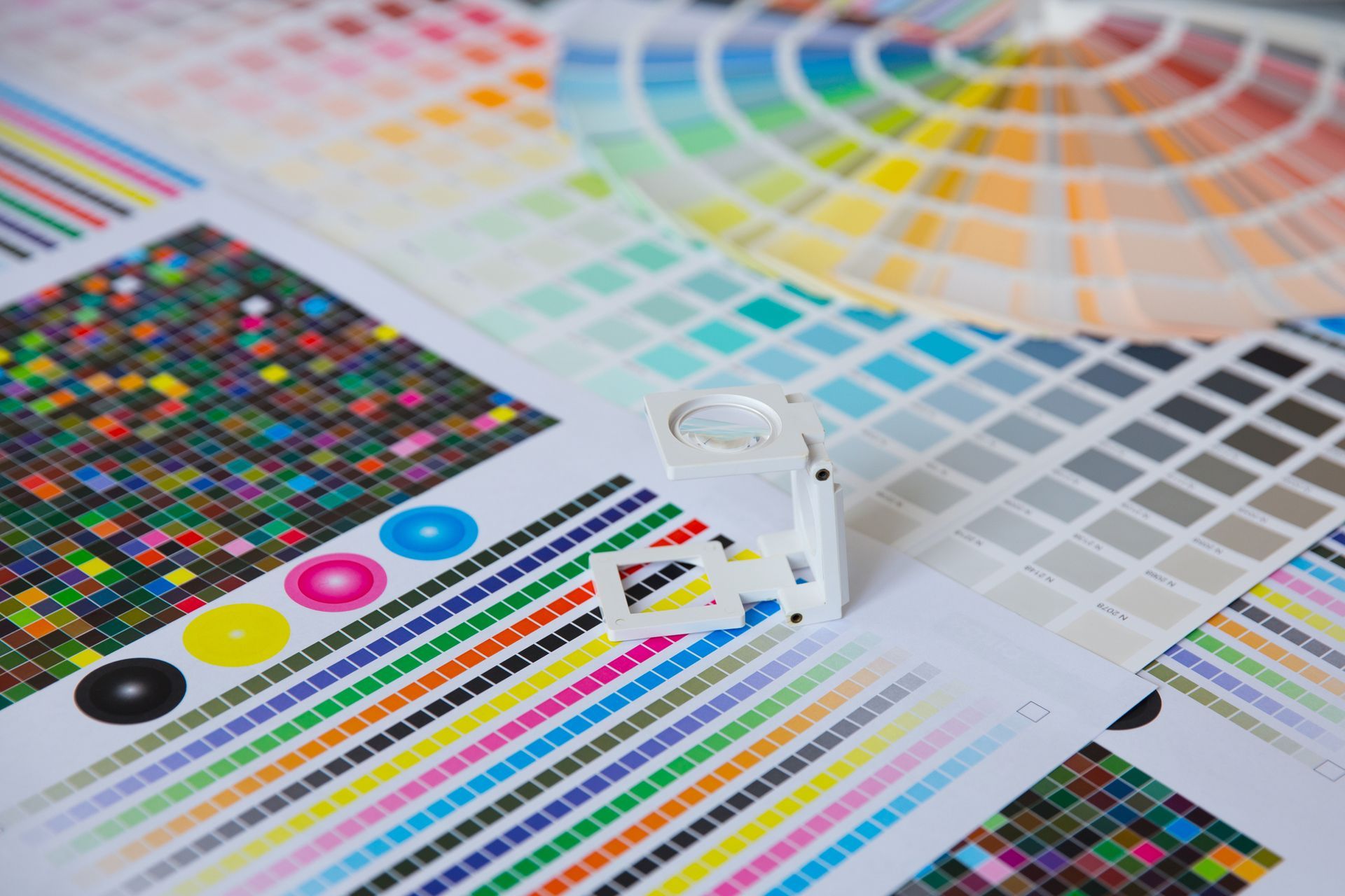 Campioni di stampa della tavolozza dei colori con lente d'ingrandimento, utilizzati per la stampa e l'abbinamento dei colori.