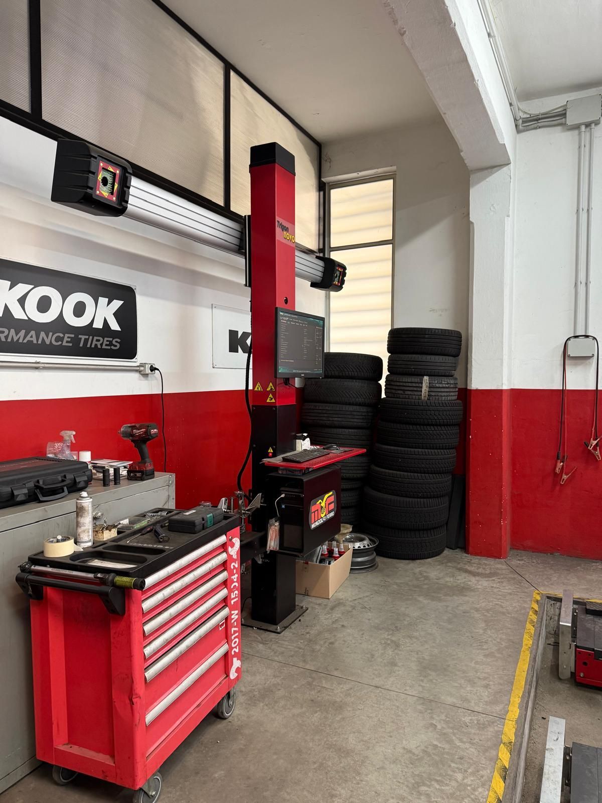Un garage con un sacco di pneumatici e un cartello con la scritta 