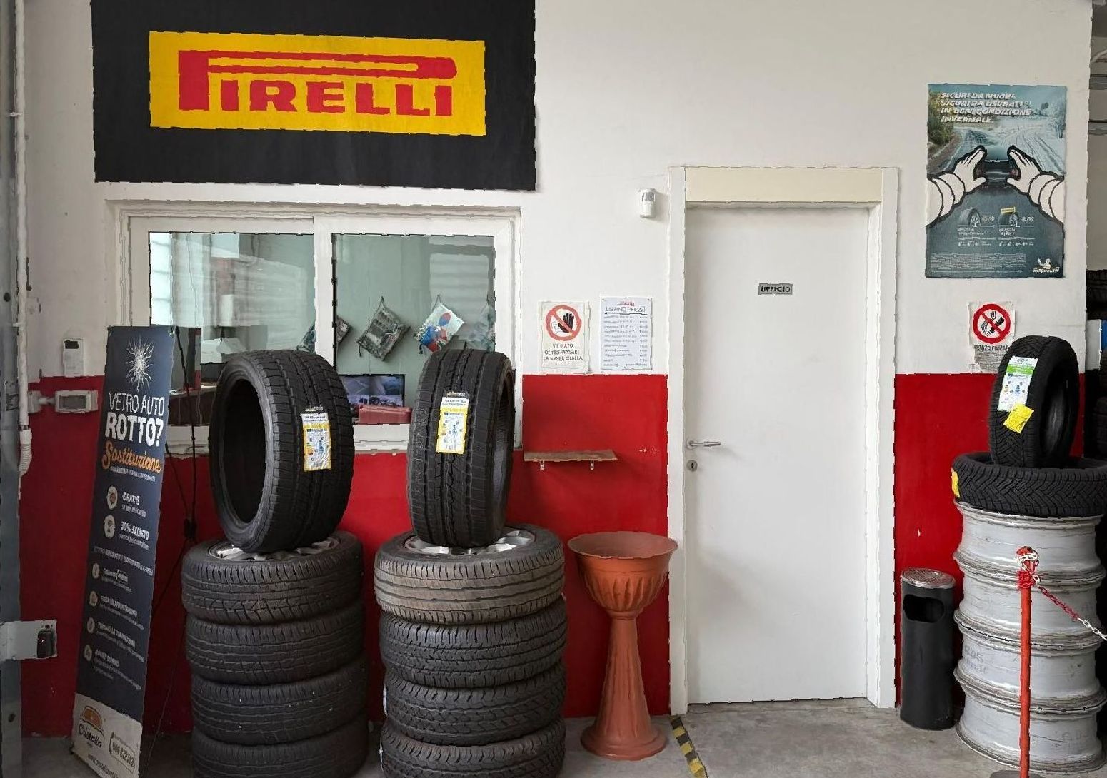 Una pila di pneumatici davanti a un cartello che dice irelli