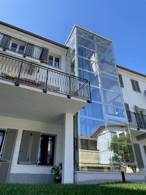 Moderno condominio con vano ascensore in vetro e balconi