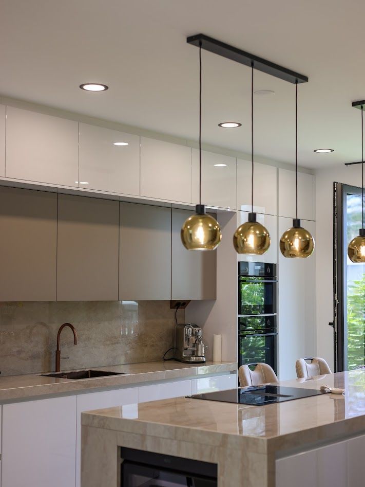 Luxe interieur afwerking met moderne verlichting en maatwerk