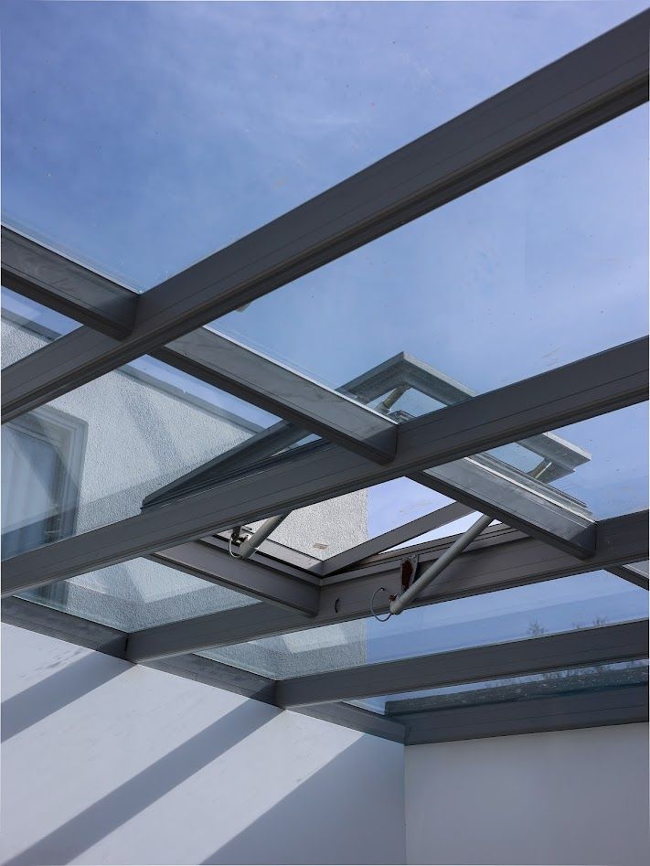 Moderne glazen overkapping met aluminium draagconstructie