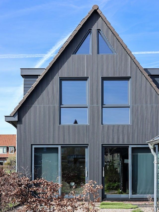 Luxe gevel met kunststof kozijnen en moderne dakconstructie