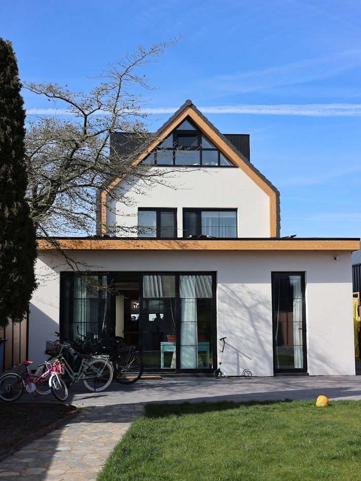 Moderne woning met zwarte kozijnen en luxe houten afwerking
