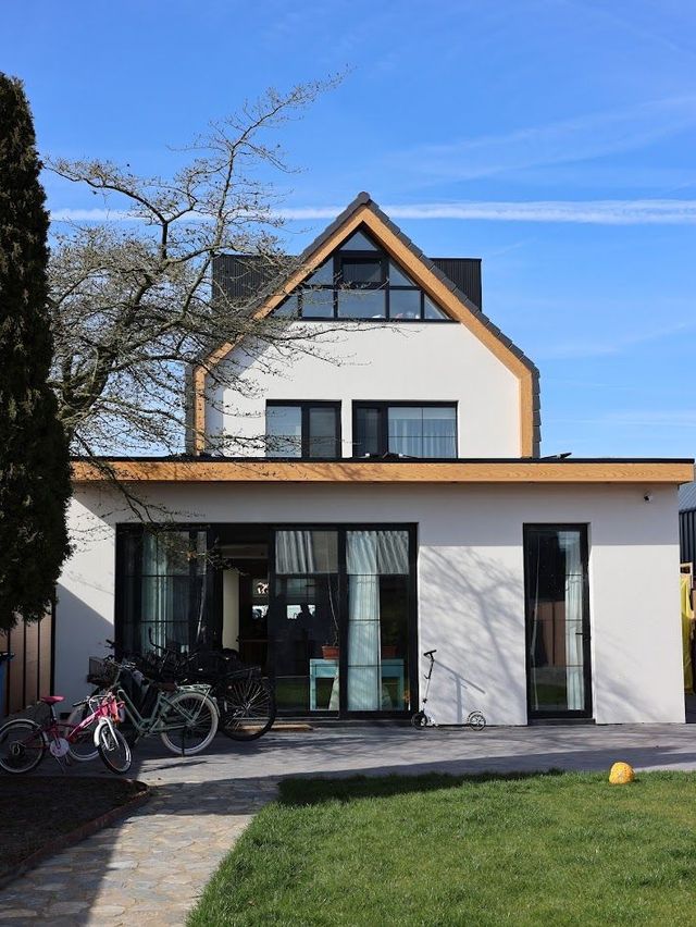Moderne woning met zwarte kozijnen en houten afwerking