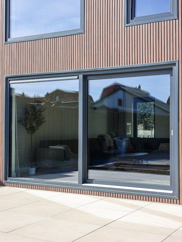 Moderne gevelbekleding met aluminium kozijnen en strak design