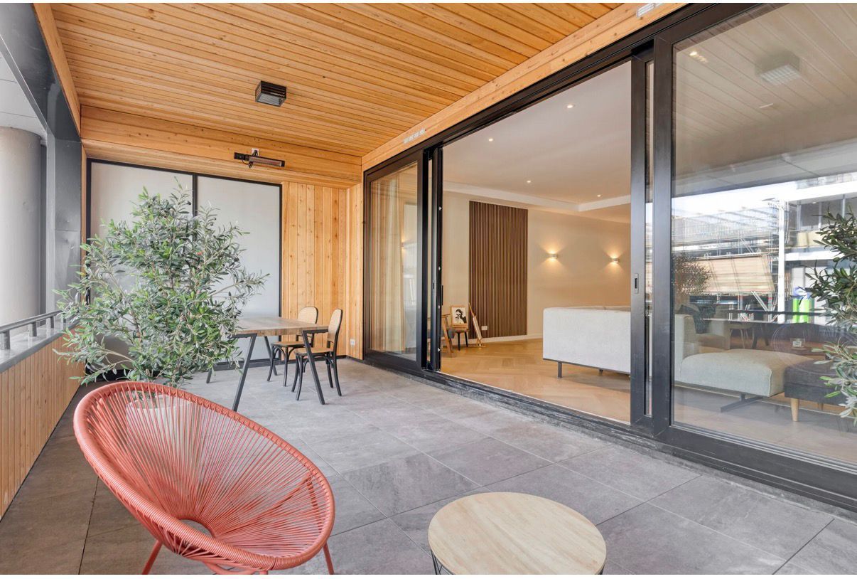 Luxe terras met moderne schuifpuien en aluminium kozijnen