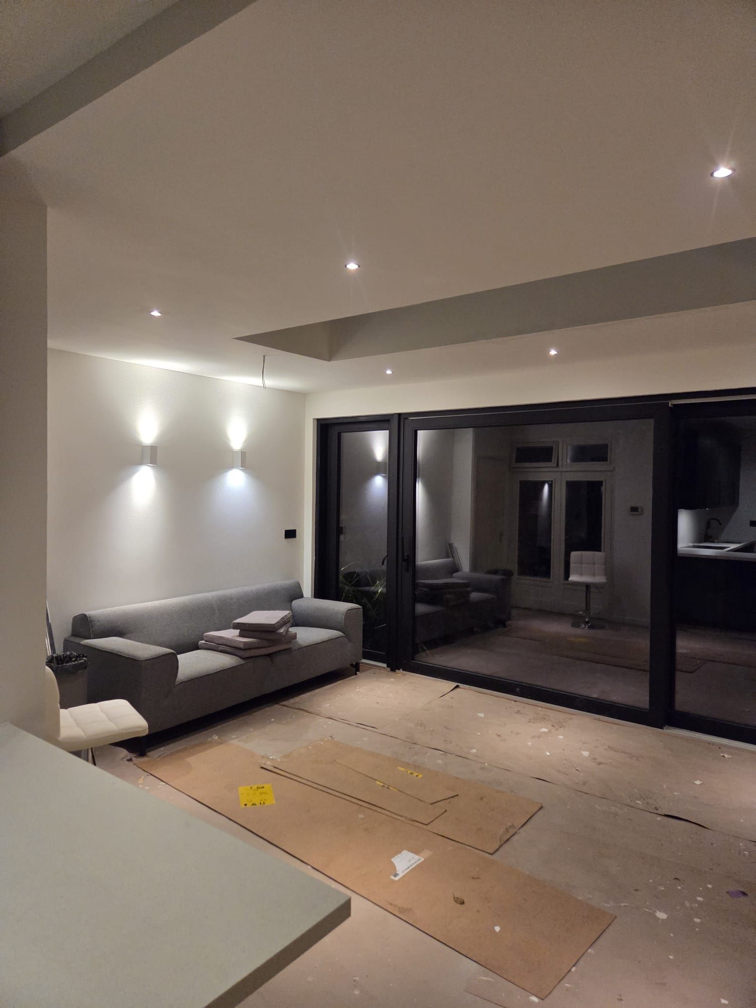 Luxe plafondafwerking met moderne verlichting en strak interieur