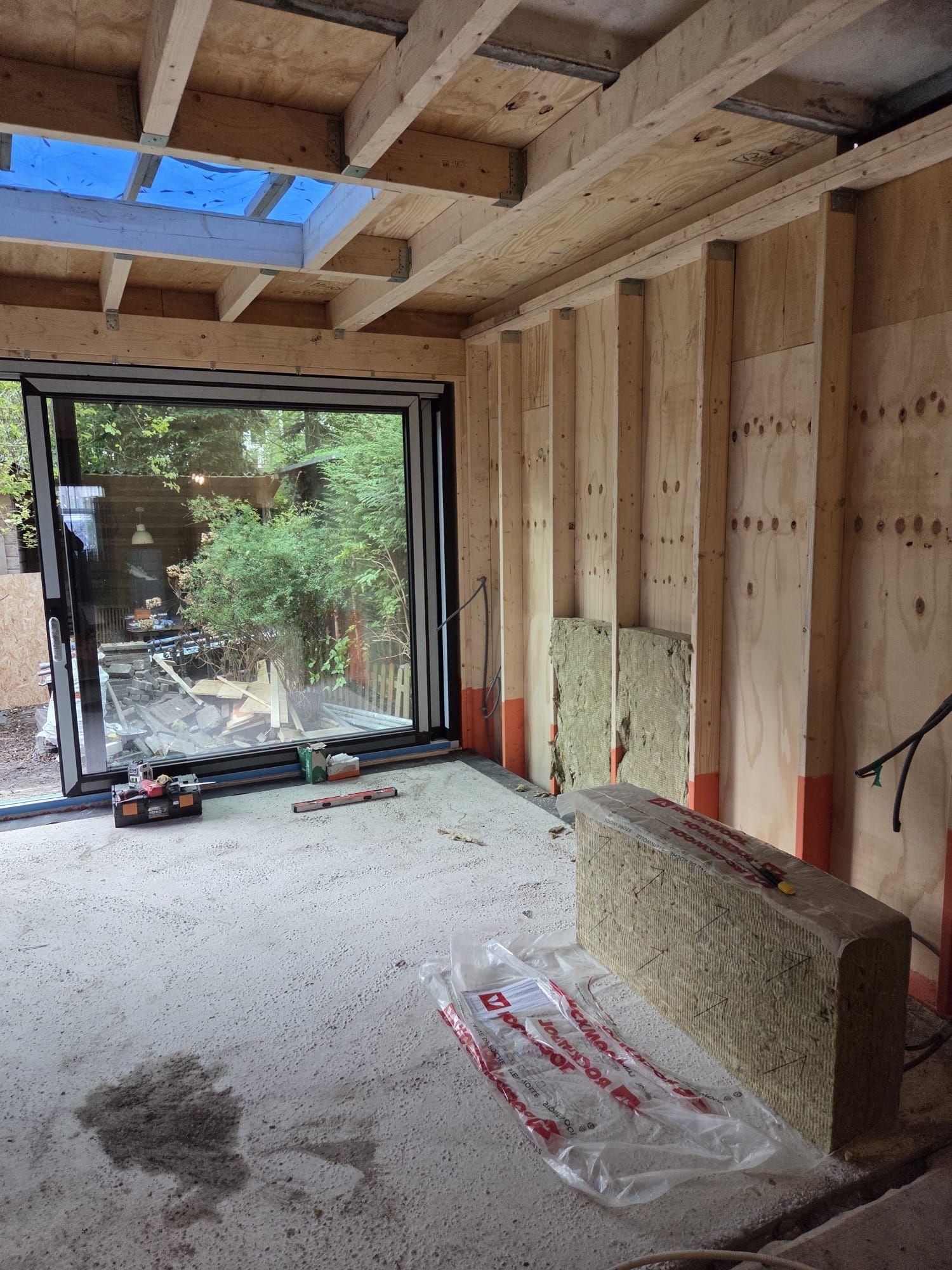 Houten aanbouw in voorbereiding met moderne kozijnconstructie
