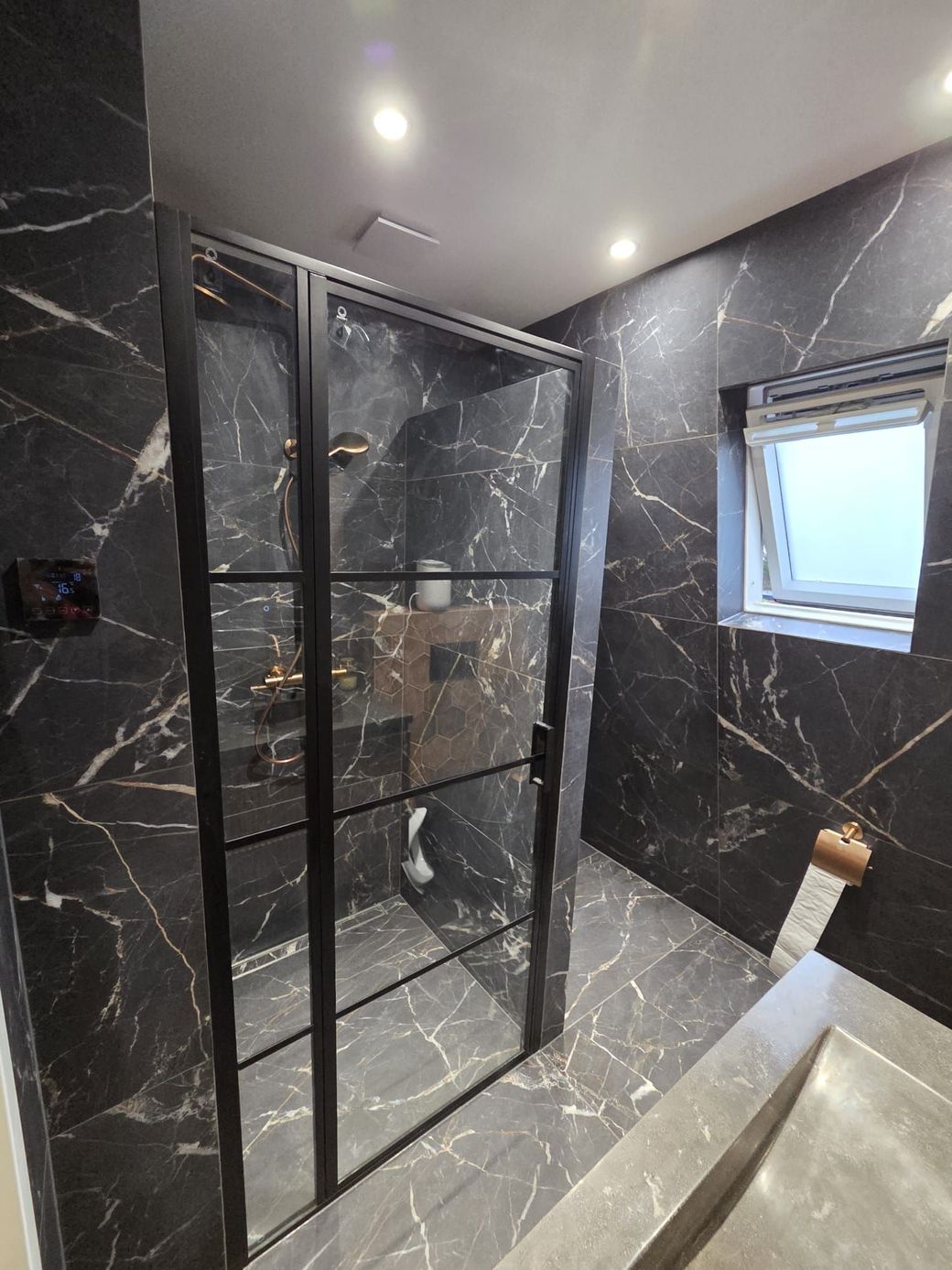 Moderne badkamer renovatie met luxe afwerking en maatwerk