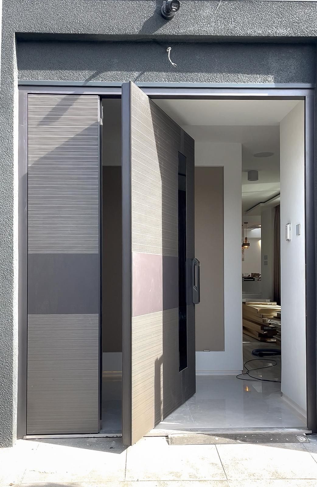 Moderne voordeur met strakke aluminium kozijnen en afwerking