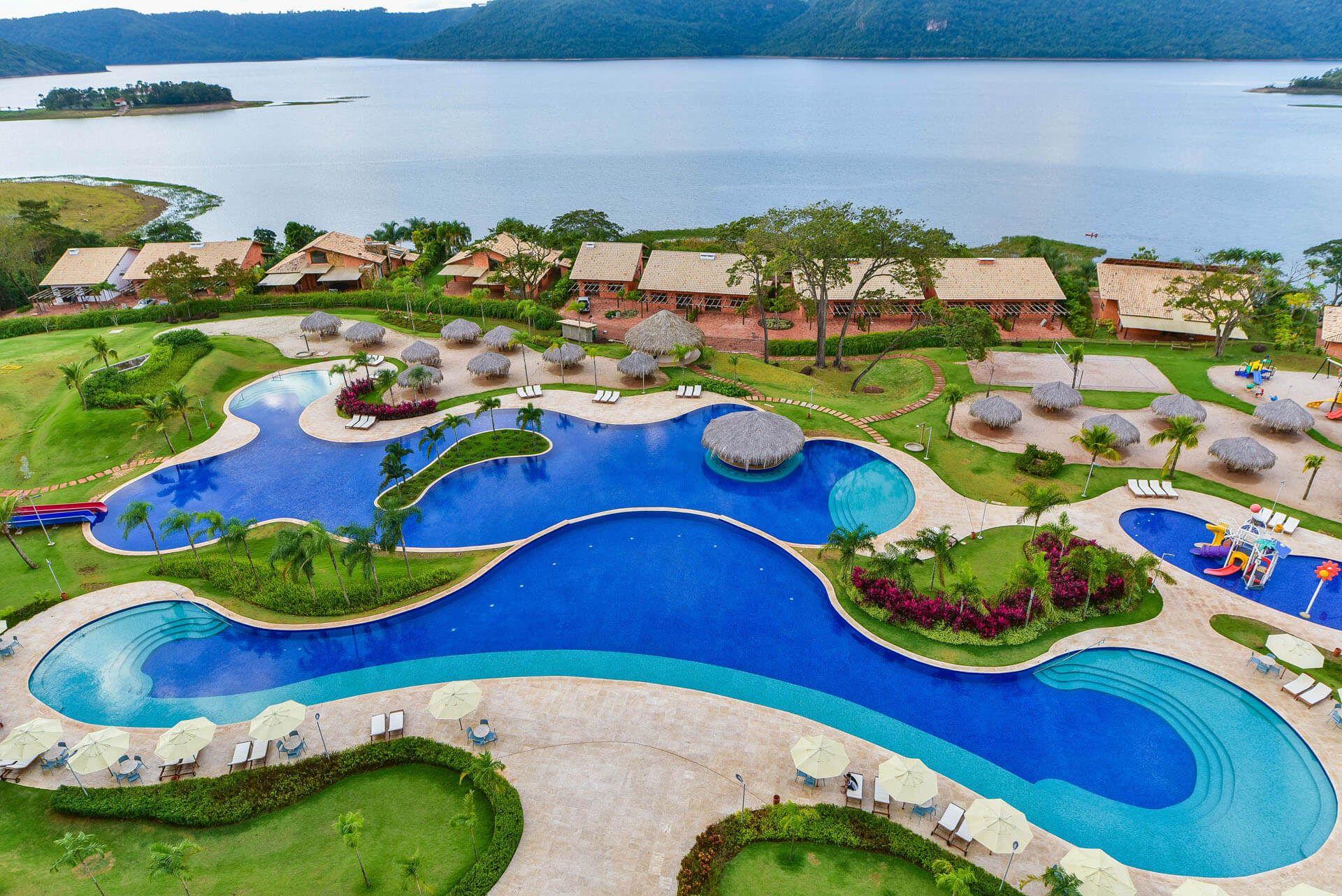 vista aérea das piscinas e a represa ao fundo