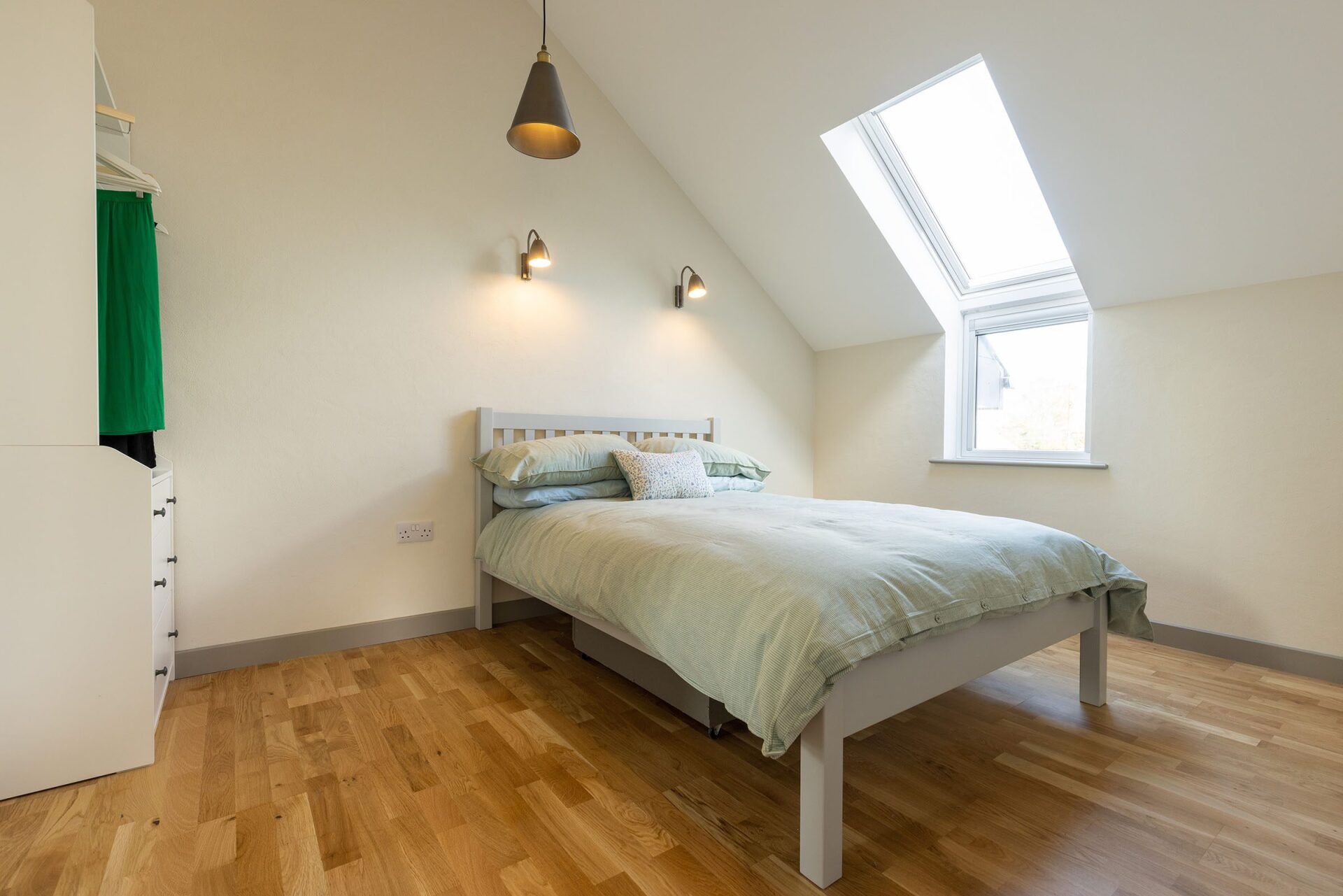 Lowen Cottage - bedroom