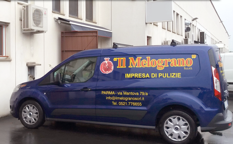 Operatore pulizia con carrello