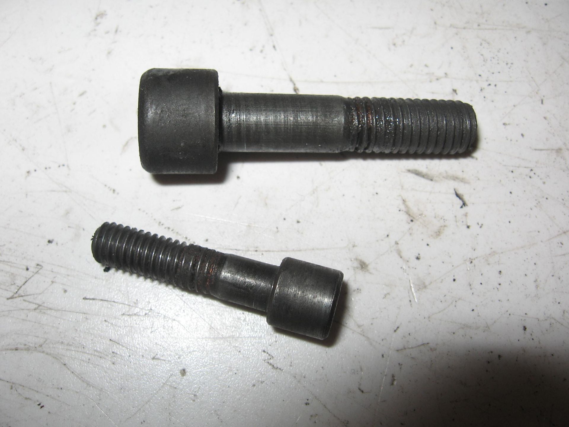 bout bevestiging remklauw bevestigingsbeugel aan poot  set van 2 // gl1500 se 1990 -2000		90105-MT8-000 + 90131-ML7-000