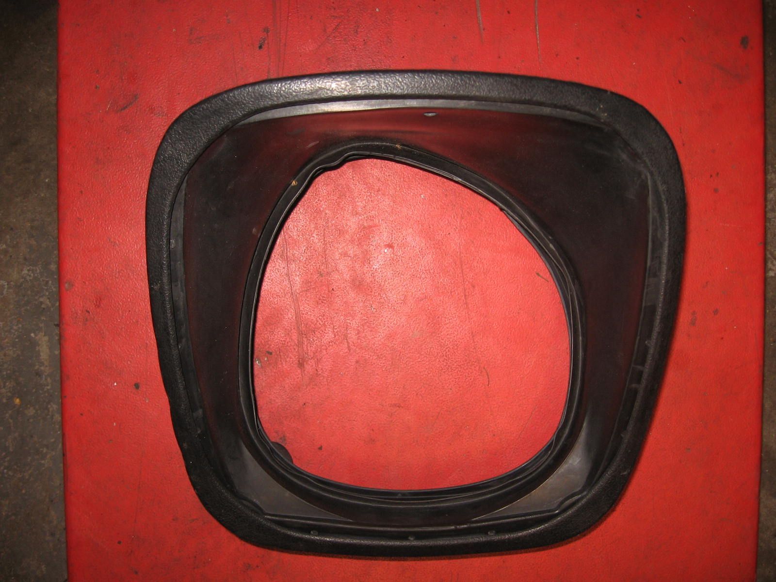 light duct , huls om koplamp in kuip	R100rt 78-96 , r100rs 76-93 , r80 83-87	46631239109 (2)