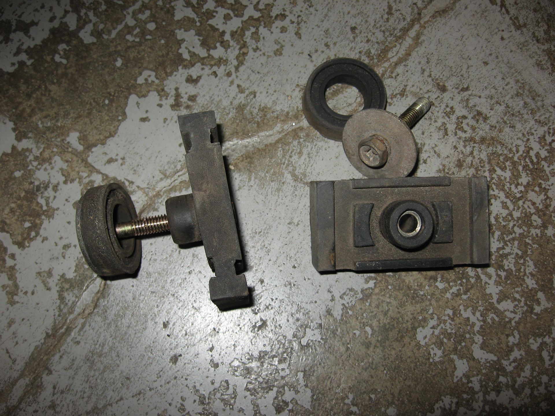rubbers bevestiging fueltankbracket	Gsx1100f  94	09320-09033,  09320-16010