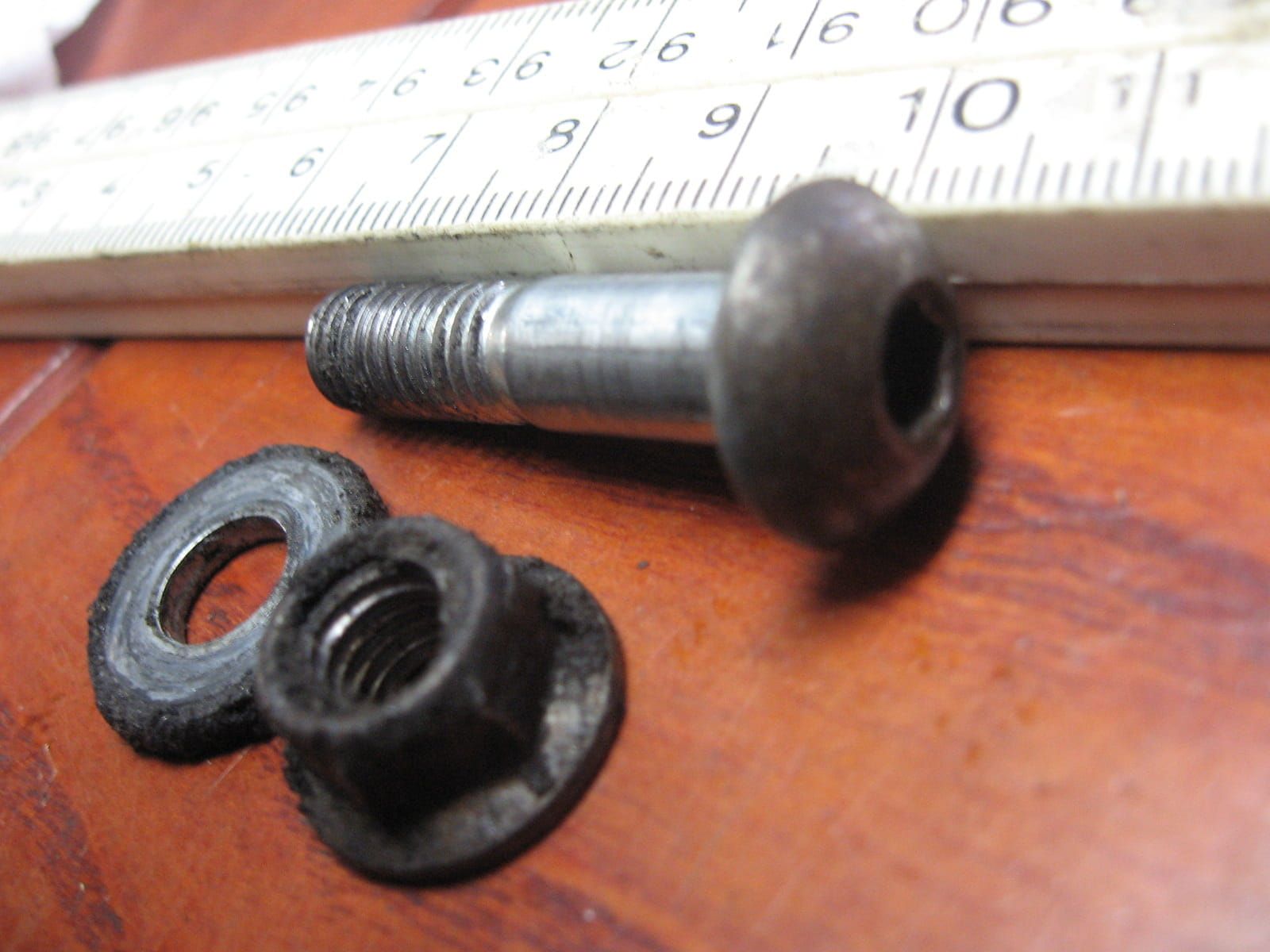 imbusbout bolkop M6x33 , borst L-7,7mm , bevestiging achtertandwiel	Vtr250 1988-90 , xl250 1980-83	90128-428-020