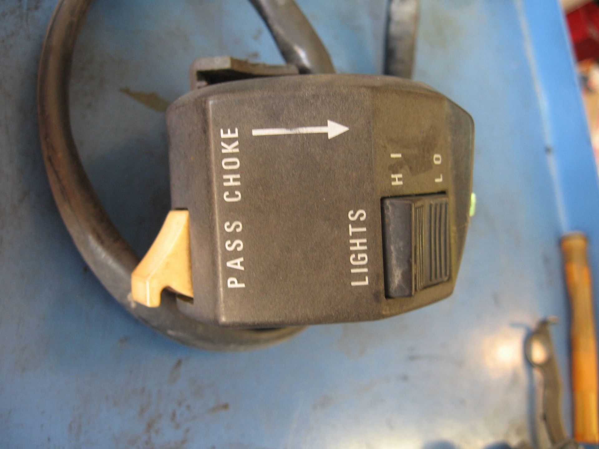 stuurbediening links , dopje knipperlicht ontbreekt	Gsx600f 1988-97 , gsx750f 1989-97 	37400-32b01	37400-32b20