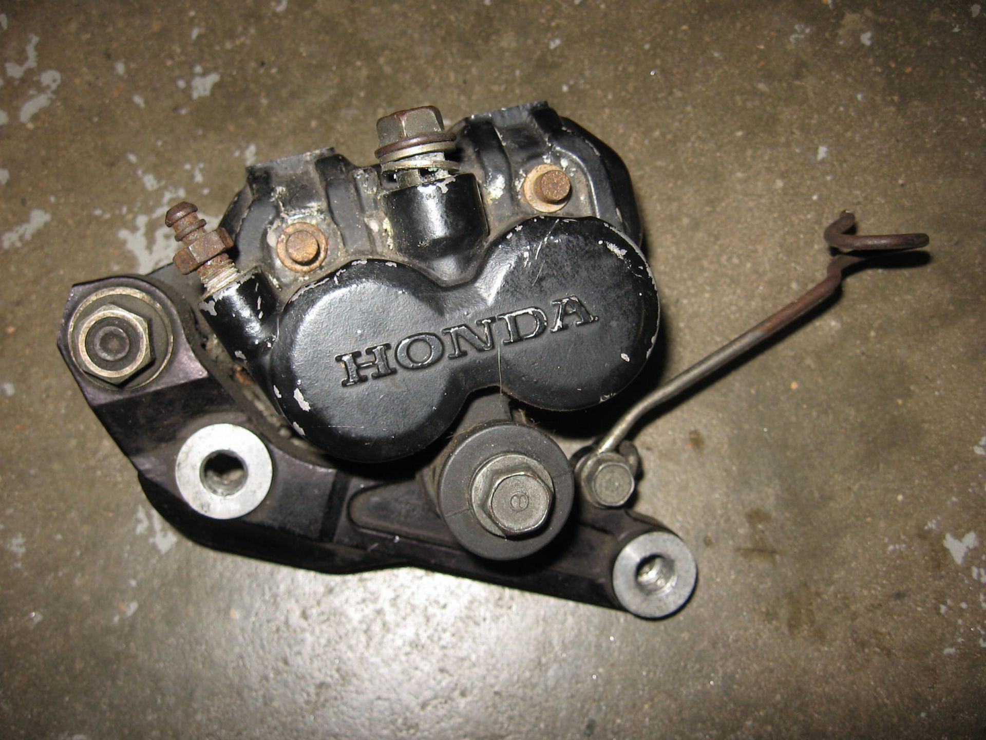 voorremklauw links	Vt700c 84-85 vt750 83 , 	45100-me9-003 , 45110-ma5-771 ,