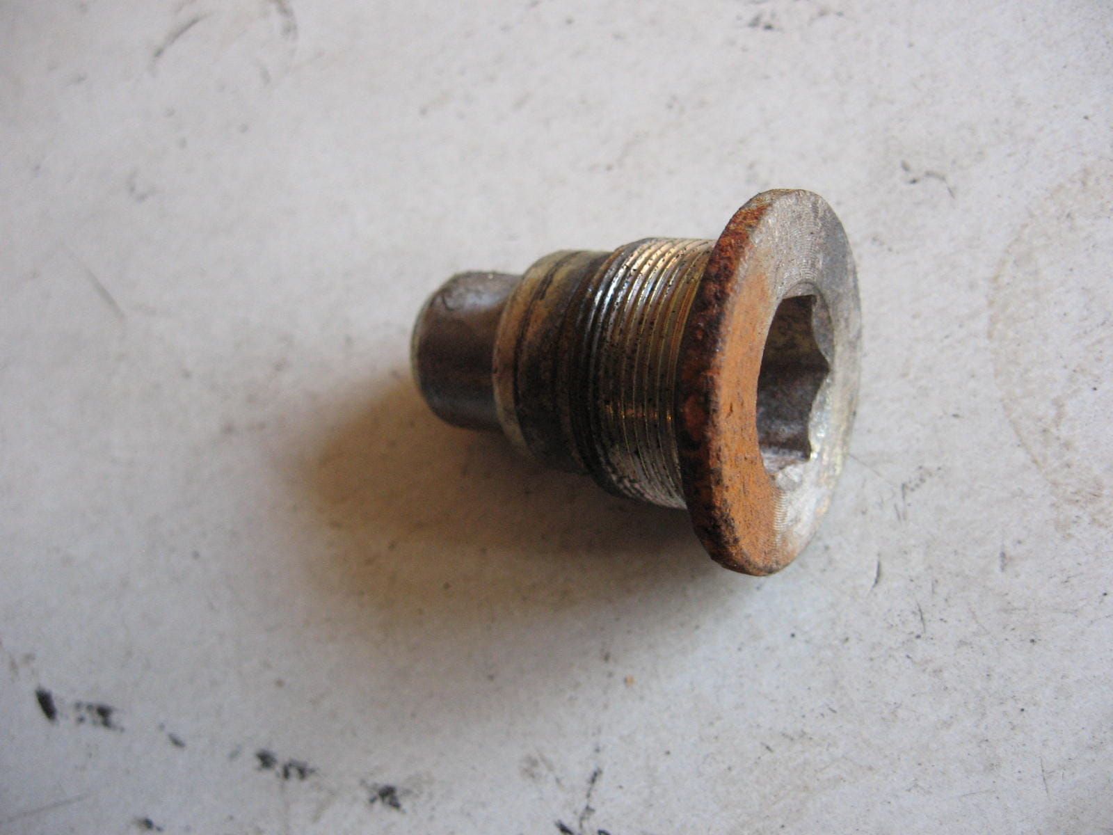 achterbrugbout links	Vt500c 1983-86 , vt500f 83-84 , vt700c 84-86	90124-me9-000