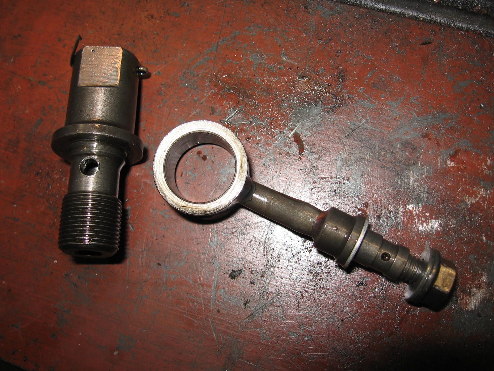 primary chain tensioner pipe , tensioner valve body , olie toevoer naar spanner	Cb750 1979-83 , cb900 1980-82 	23175-425-000 + 23180-425-000