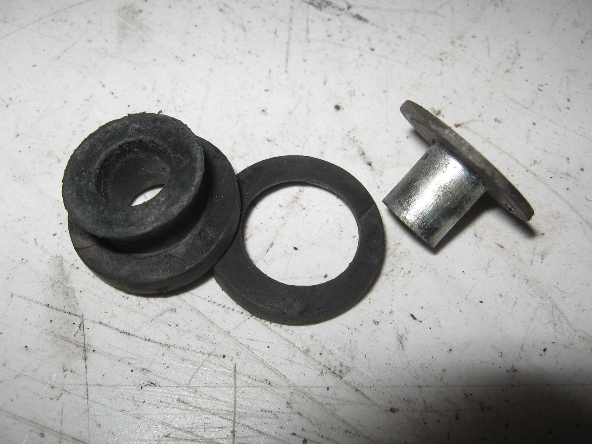 set rubbers met bus kuip bevestiging // zx900 a1 gpz900 1984		92075-174 + 92075-175 + 92027-251