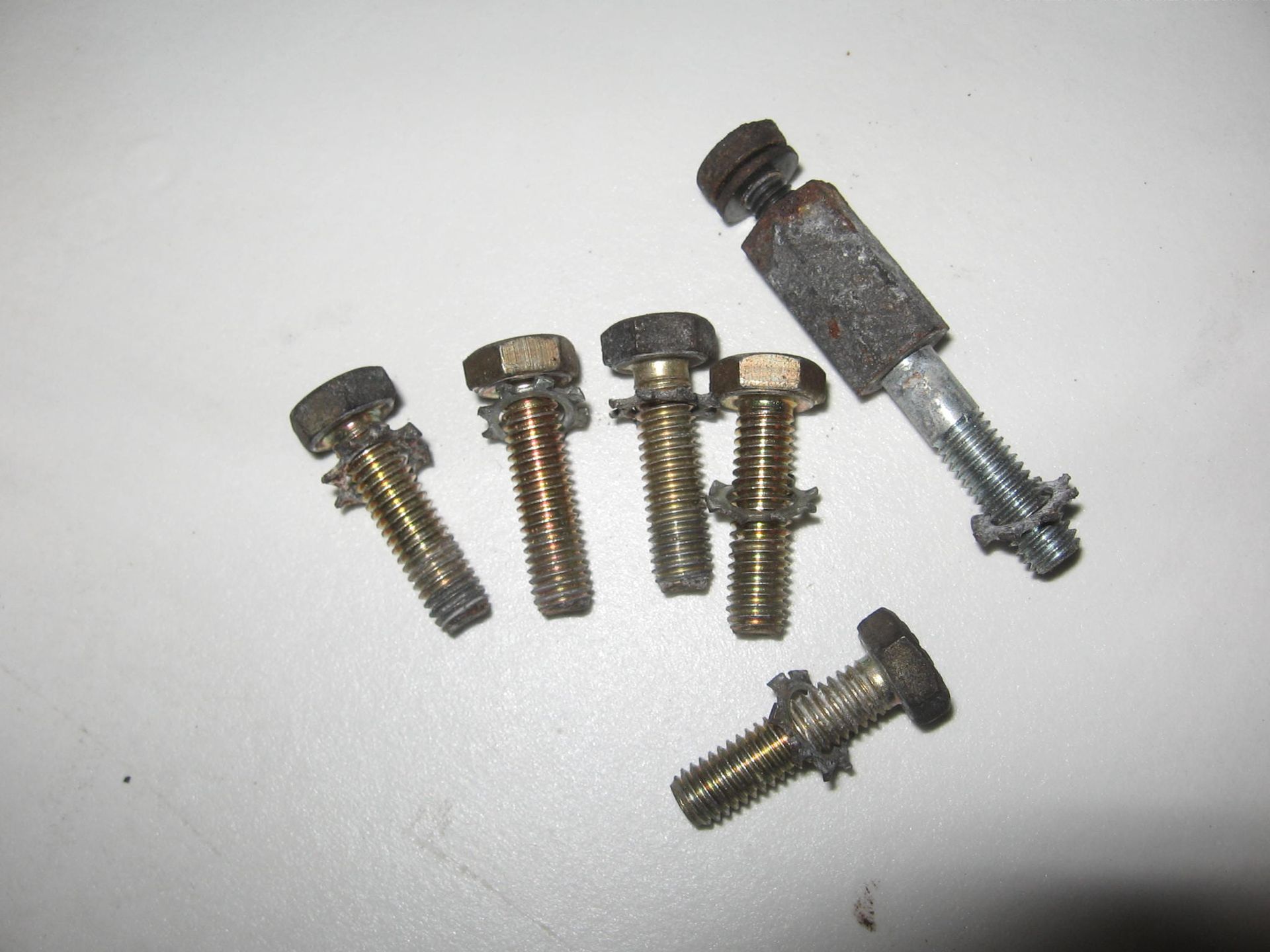set boutjes bevesteging bobines // k75rt 1992		07119904505 + 12131459562