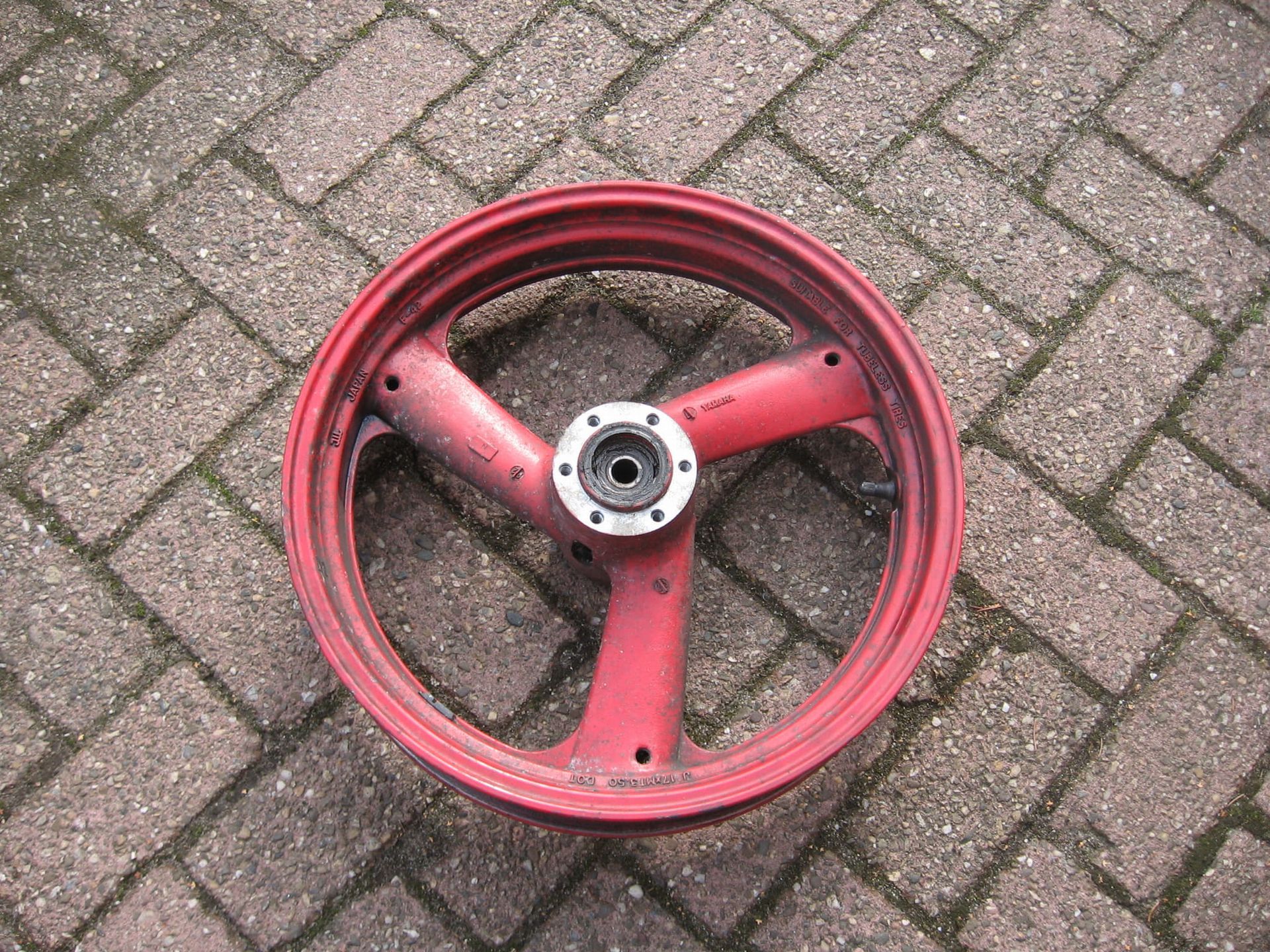 voorwiel rood 	Fzr1000 89-93	3gm-25168-00 , 17xmt3.50