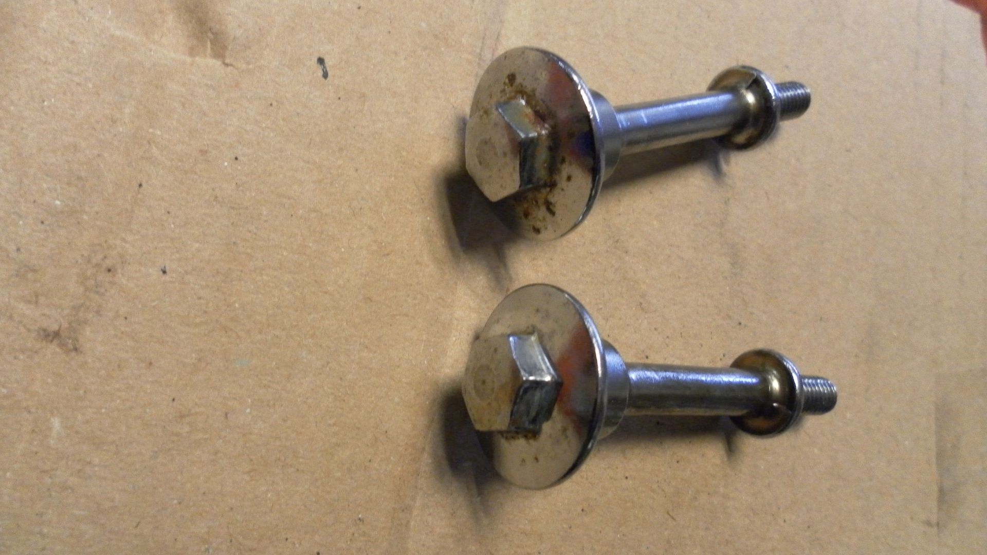 1 stuks  kleppendekselbout	St1100   , cbf500	90002-MT3-000 	90002-MAJ-G20 	,spikkeltjes op kop