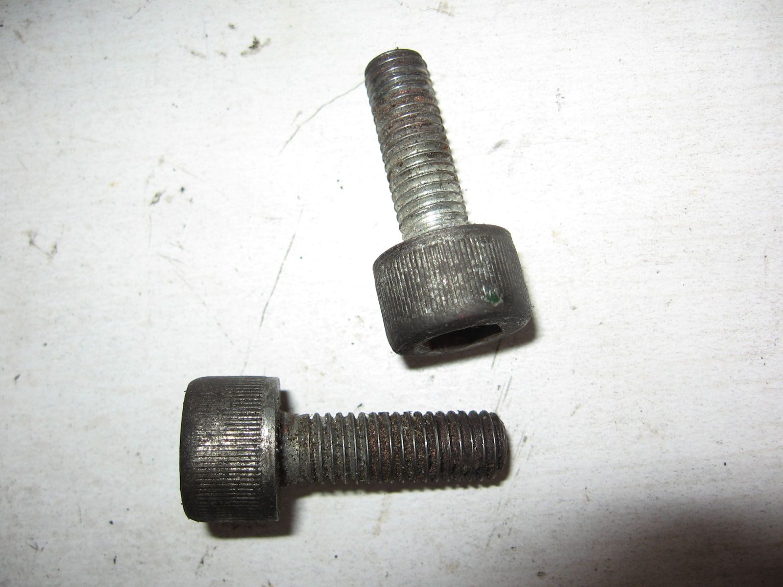2x imbusbout houder voetsteunhouder m8x25	Xbr500 1986 , gb500 vt500 1983-86	90117-471-000