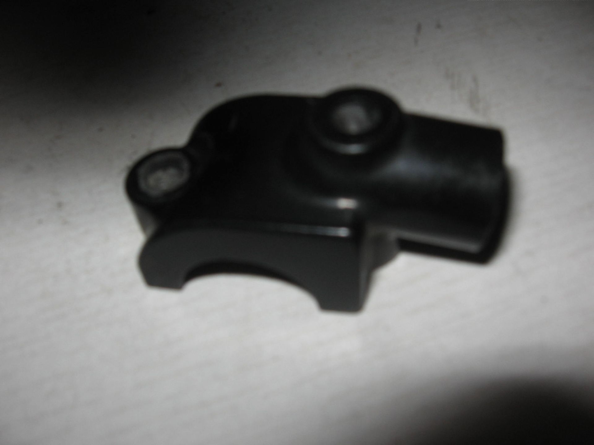 Houder / klem voorrempomp 	gs450 gsx750es 1983, gs550 sv650 gsf600 1996-99 ,gsf1200 1997-2005 59671-44300  (1)
