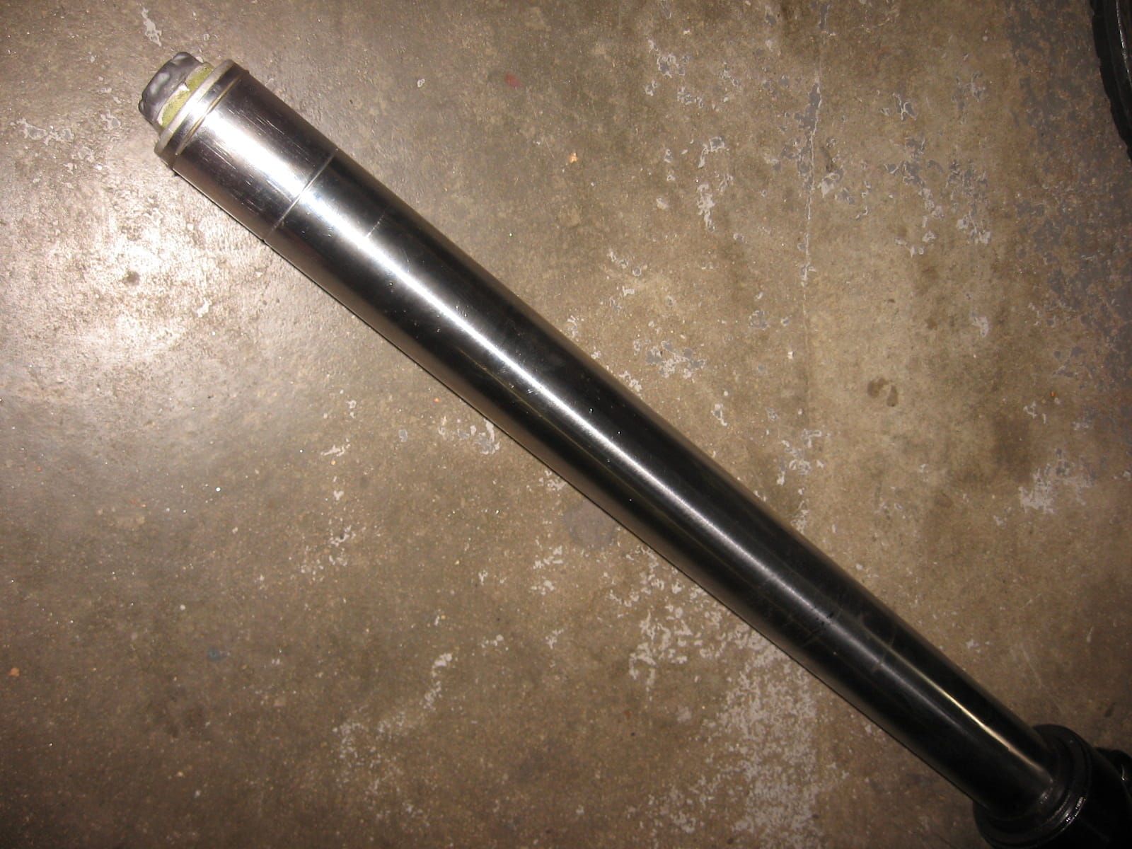 voorpoot links	Vfr400rg 1986	51500-ml0-004 , beginende pitting net onder onderste klem