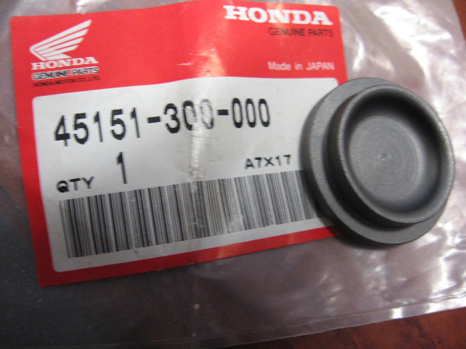 metale grijze dop in remzuiger, pad seat , 	cb750 k0-k6 cb450 k3-k4	oem	45151-300-000