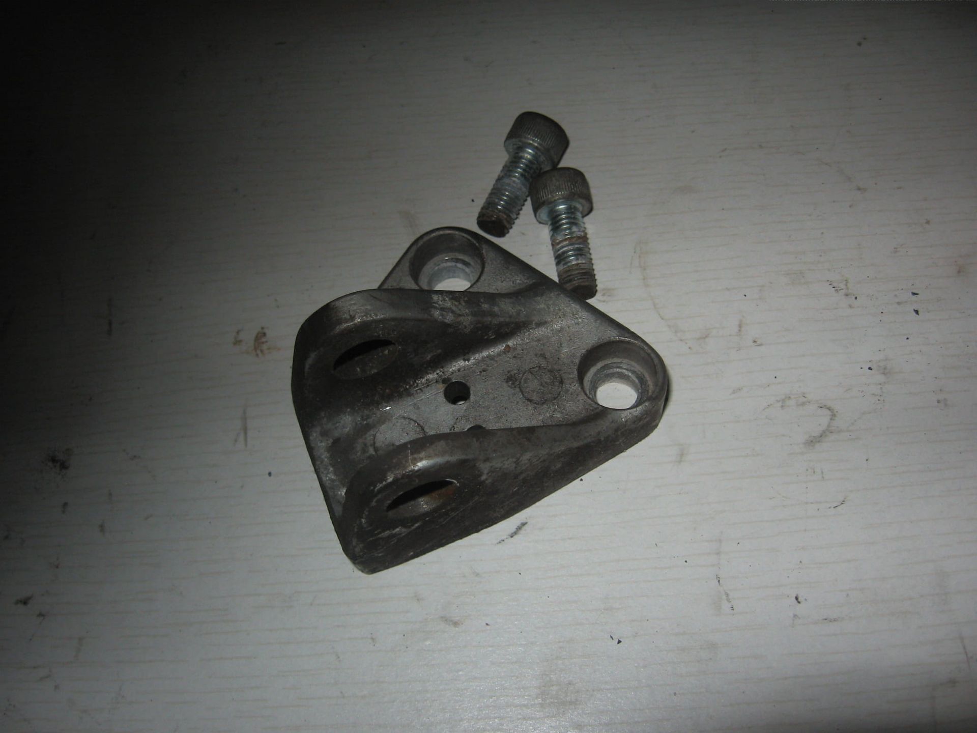 voetsteunhouder links voor bestuurder // gpz1100 1986-87		34003-1243