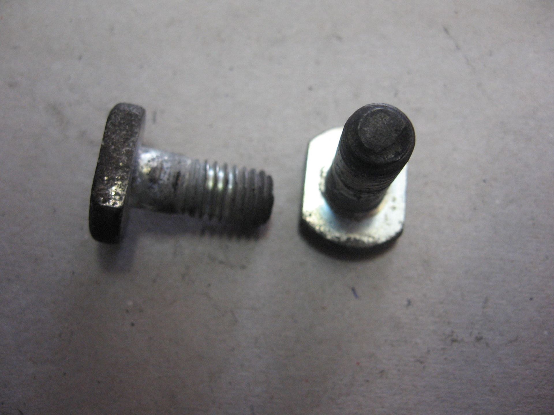 2x bouten bevesteging blokbevestegingsplaat -- xs400 sj 1982 4r2-14810