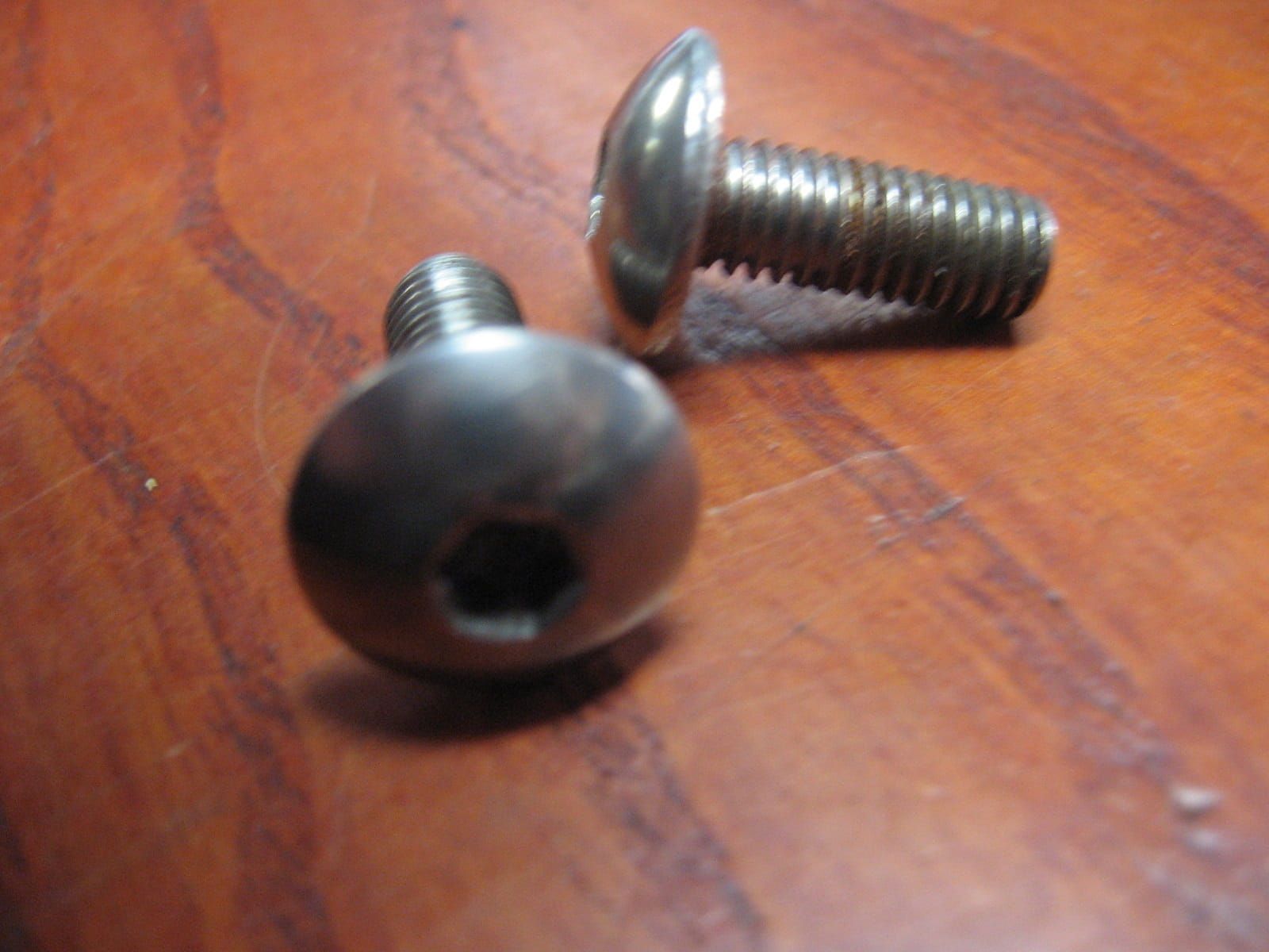 2x imbusbout m6x16 bolkop , kuip	Gsx600f 1994	09139-06030